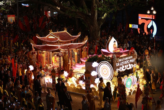 Toàn cảnh ngày rước xá lợi Phật về Chùa Quán Sứ ở Hà Nội- Ảnh 13.