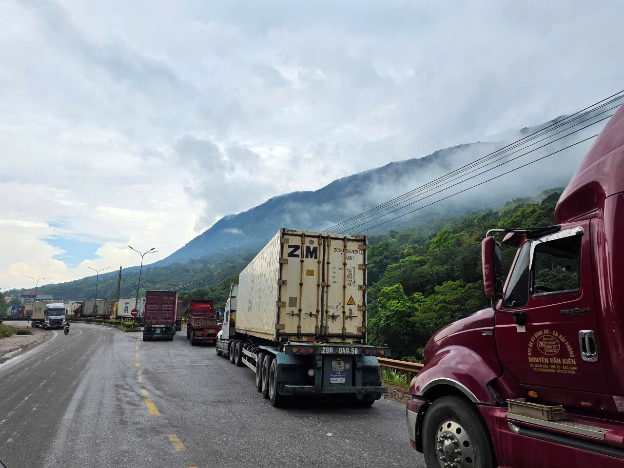 Giao thông ở cửa khẩu Cha Lo tê liệt vì đường ở Lào hư hỏng- Ảnh 3.