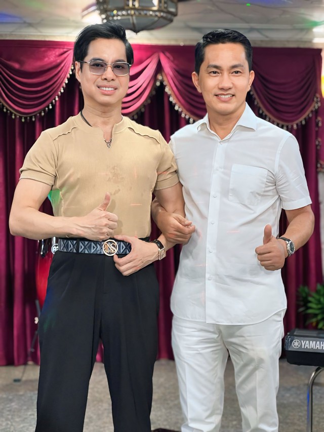 Danh ca Ngọc Sơn tiễn biệt doanh nhân Hồ Nhân: “Bạn nhắn tôi, kiếp sau mãi là anh em”- Ảnh 4. Danh ca Ngọc Sơn tiễn biệt doanh nhân Hồ Nhân: “Bạn nhắn tôi, kiếp sau mãi là anh em”- Ảnh 4.