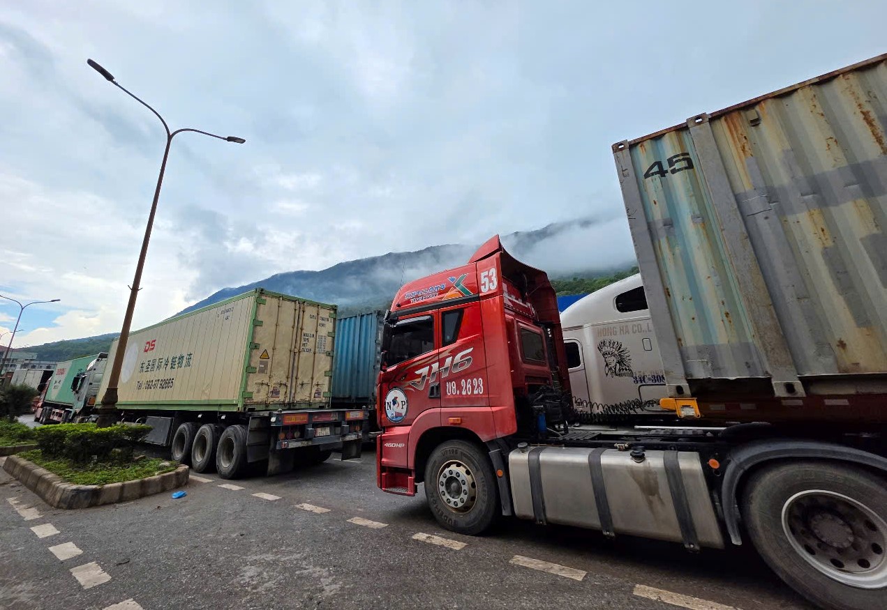 Giao thông ở cửa khẩu Cha Lo tê liệt vì đường ở Lào hư hỏng- Ảnh 4.