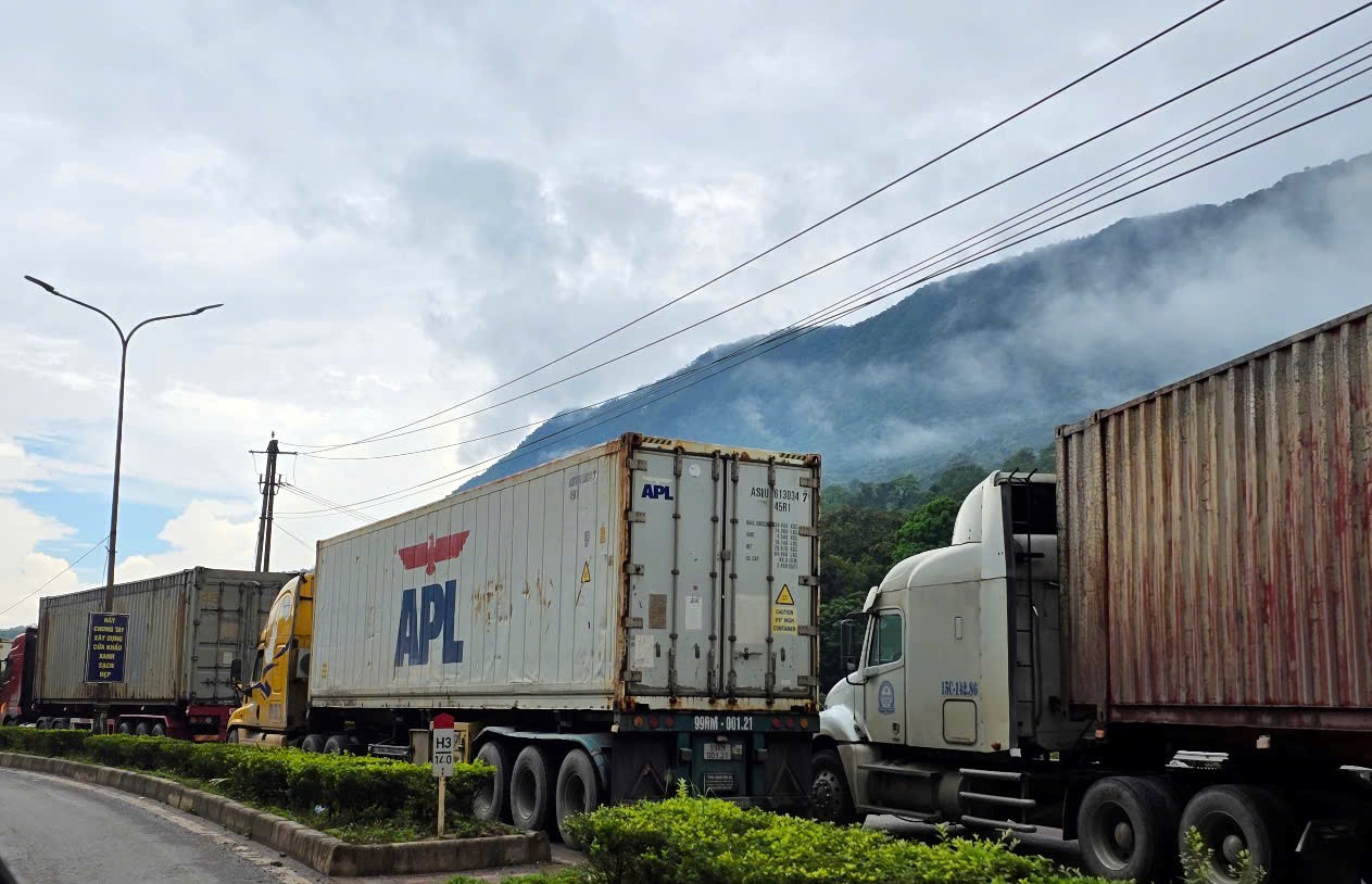 Giao thông ở cửa khẩu Cha Lo tê liệt vì đường ở Lào hư hỏng- Ảnh 5.