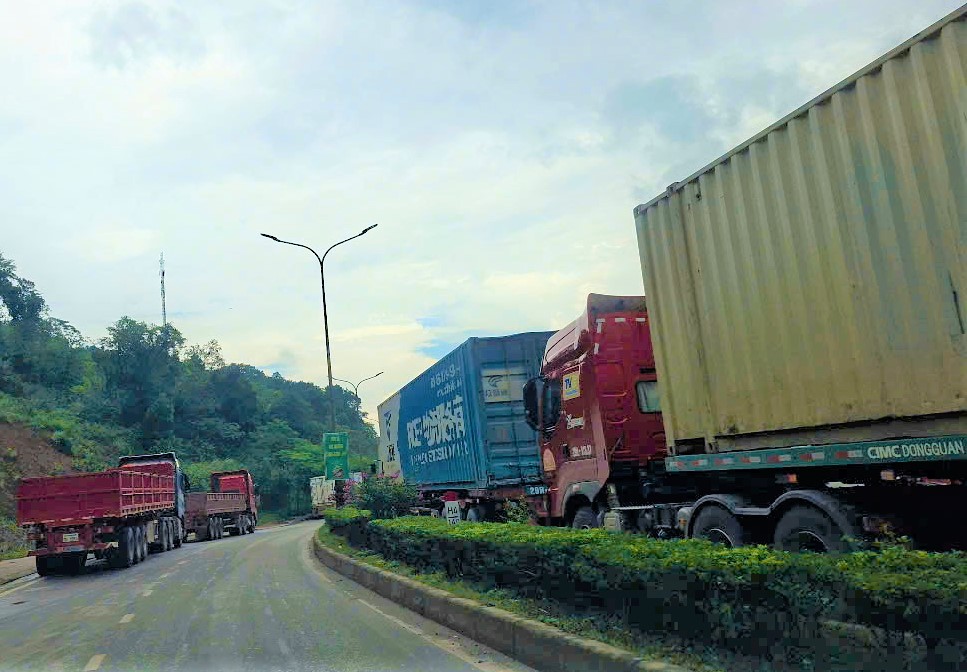 Giao thông ở cửa khẩu Cha Lo tê liệt vì đường ở Lào hư hỏng- Ảnh 6.