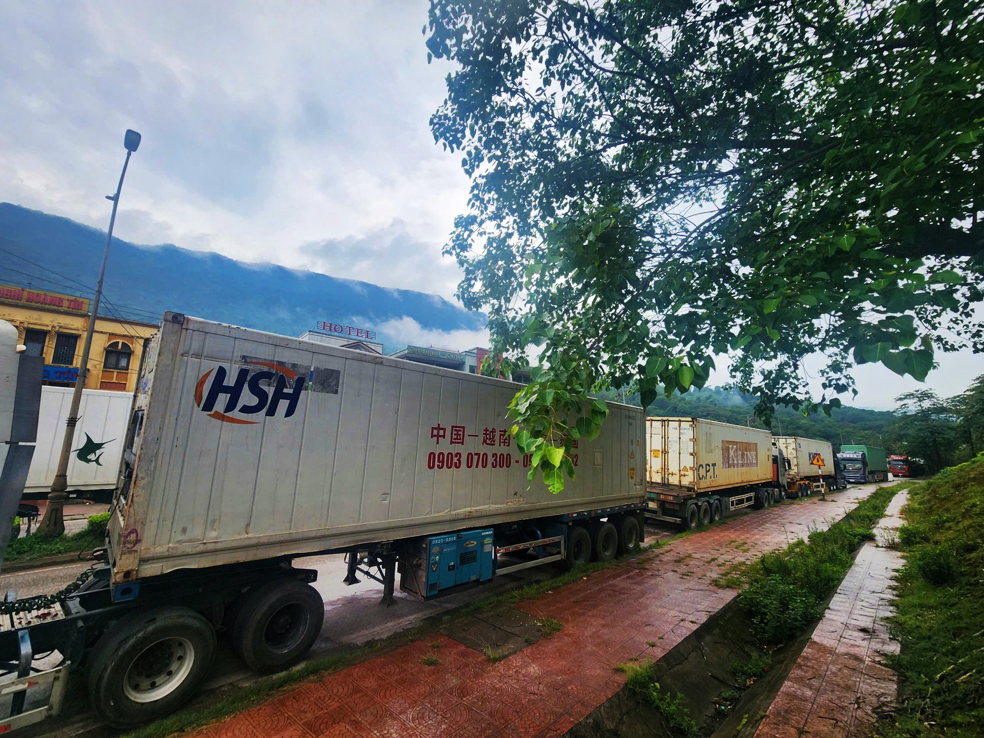 Giao thông ở cửa khẩu Cha Lo tê liệt vì đường ở Lào hư hỏng- Ảnh 7.