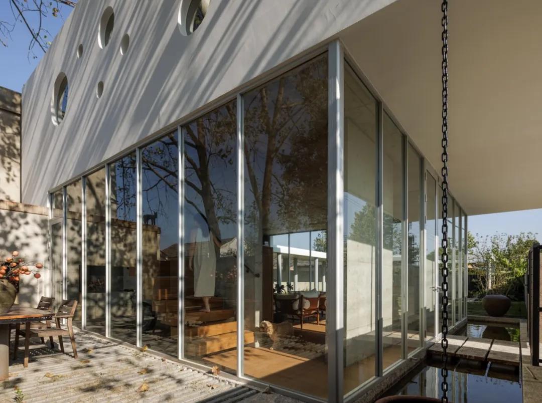 Người đàn ông thuê đất 20 năm, chi 6 tỷ đồng xây biệt thự “trong suốt” 220m2 để nghỉ hưu ở tuổi 49 khiến ai cũng trầm trồ- Ảnh 2.