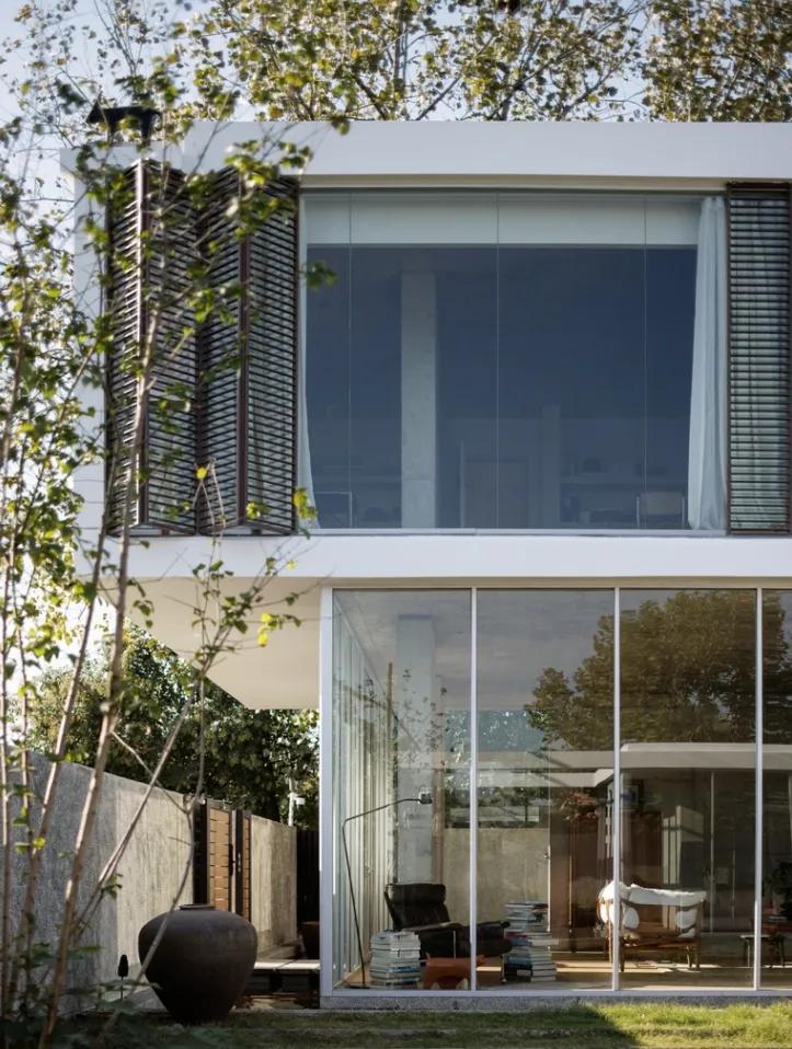 Người đàn ông thuê đất 20 năm, chi 6 tỷ đồng xây biệt thự “trong suốt” 220m2 để nghỉ hưu ở tuổi 49 khiến ai cũng trầm trồ- Ảnh 1.