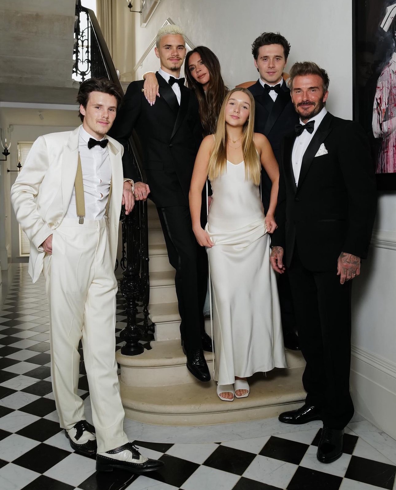 Lý do khiến gia đình Beckham mâu thuẩn lên đến đỉnh điểm, người đàn ông lịch lãm nhất làng bóng cũng phải suy sụp- Ảnh 3. Lý do khiến gia đình Beckham mâu thuẩn lên đến đỉnh điểm, người đàn ông lịch lãm nhất làng bóng cũng phải suy sụp- Ảnh 3.