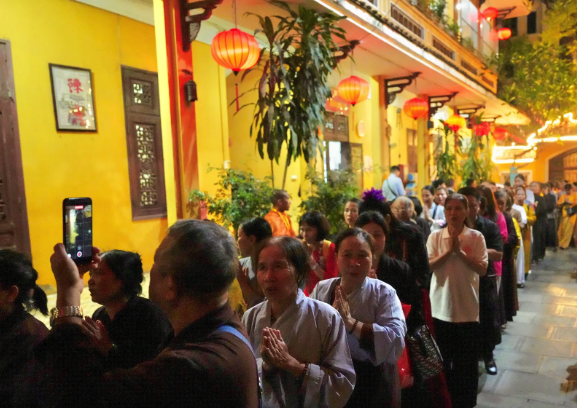 Hàng ngàn người xếp hàng xuyên đêm chiêm bái xá lợi Đức Phật- Ảnh 3.