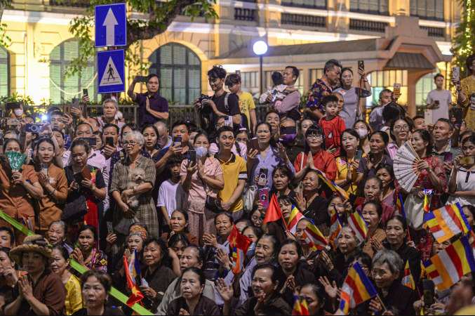 Hàng ngàn người xếp hàng xuyên đêm chiêm bái xá lợi Đức Phật- Ảnh 4.