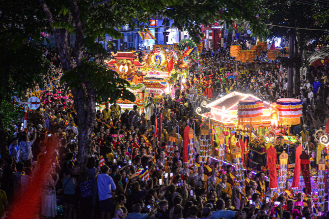 Hàng ngàn người xếp hàng xuyên đêm chiêm bái xá lợi Đức Phật- Ảnh 9.