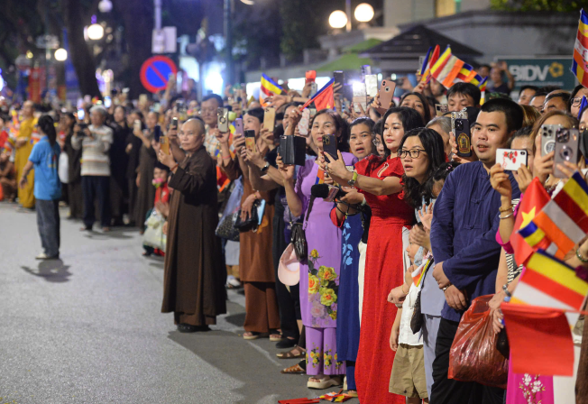 Hàng ngàn người xếp hàng xuyên đêm chiêm bái xá lợi Đức Phật- Ảnh 7.