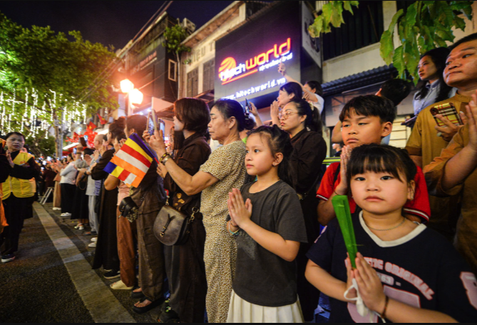 Hàng ngàn người xếp hàng xuyên đêm chiêm bái xá lợi Đức Phật- Ảnh 6.