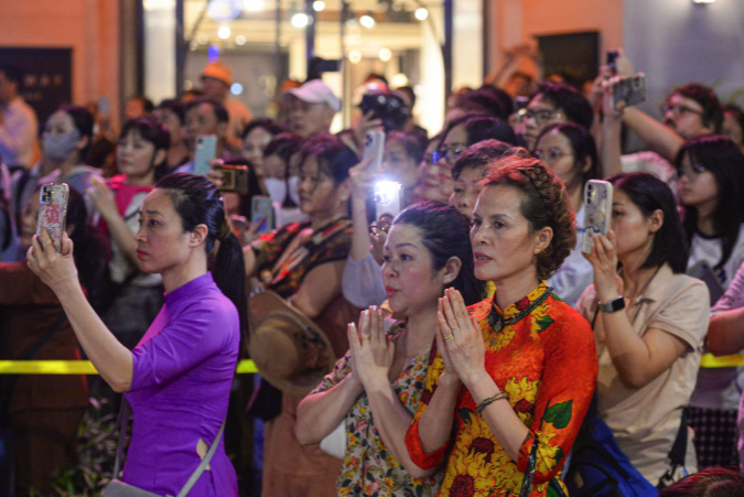 Hàng ngàn người xếp hàng xuyên đêm chiêm bái xá lợi Đức Phật- Ảnh 5.