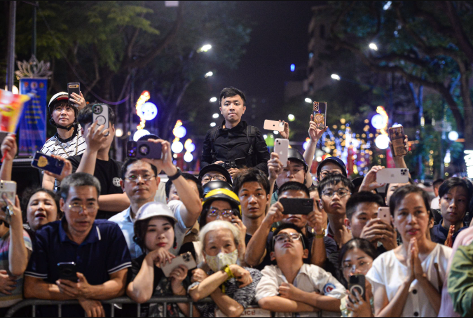 Hàng ngàn người xếp hàng xuyên đêm chiêm bái xá lợi Đức Phật- Ảnh 8.