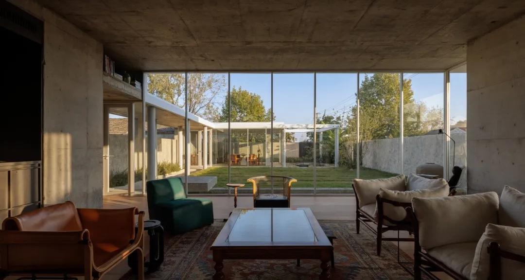 Người đàn ông thuê đất 20 năm, chi 6 tỷ đồng xây biệt thự “trong suốt” 220m2 để nghỉ hưu ở tuổi 49 khiến ai cũng trầm trồ- Ảnh 3.