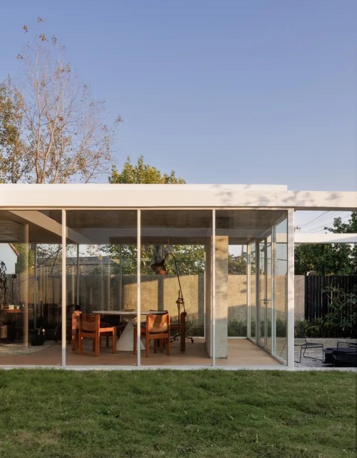 Người đàn ông thuê đất 20 năm, chi 6 tỷ đồng xây biệt thự “trong suốt” 220m2 để nghỉ hưu ở tuổi 49 khiến ai cũng trầm trồ- Ảnh 6.