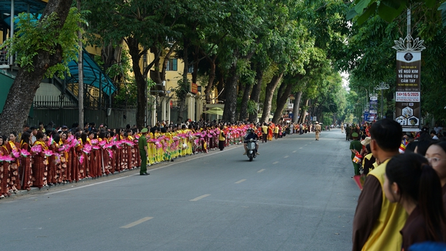Toàn cảnh ngày rước xá lợi Phật về Chùa Quán Sứ ở Hà Nội- Ảnh 59.