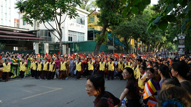Toàn cảnh ngày rước xá lợi Phật về Chùa Quán Sứ ở Hà Nội- Ảnh 57.