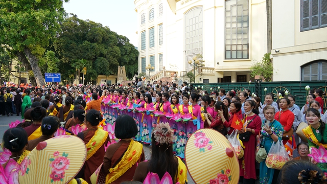 Toàn cảnh ngày rước xá lợi Phật về Chùa Quán Sứ ở Hà Nội- Ảnh 60.