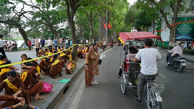 Toàn cảnh ngày rước xá lợi Phật về Chùa Quán Sứ ở Hà Nội- Ảnh 41.