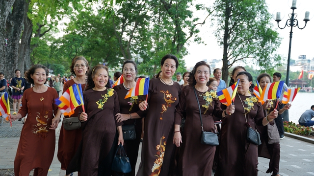 Toàn cảnh ngày rước xá lợi Phật về Chùa Quán Sứ ở Hà Nội- Ảnh 37.