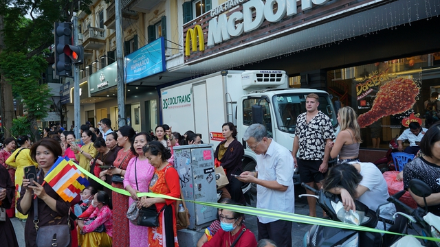 Toàn cảnh ngày rước xá lợi Phật về Chùa Quán Sứ ở Hà Nội- Ảnh 38.