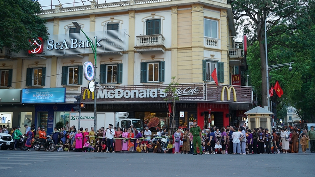 Toàn cảnh ngày rước xá lợi Phật về Chùa Quán Sứ ở Hà Nội- Ảnh 39.