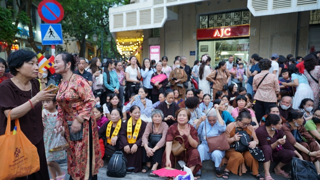 Toàn cảnh ngày rước xá lợi Phật về Chùa Quán Sứ ở Hà Nội- Ảnh 45.