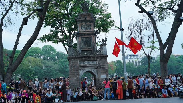 Toàn cảnh ngày rước xá lợi Phật về Chùa Quán Sứ ở Hà Nội- Ảnh 40.