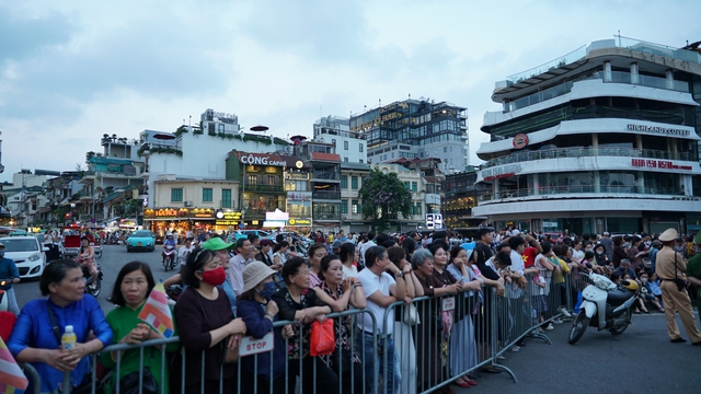 Toàn cảnh ngày rước xá lợi Phật về Chùa Quán Sứ ở Hà Nội- Ảnh 44.