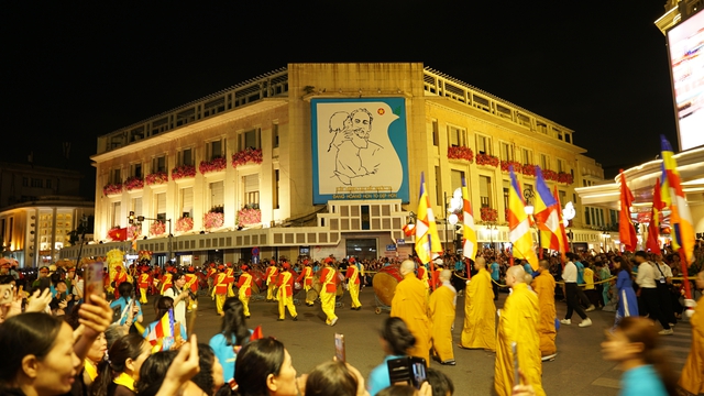 Toàn cảnh ngày rước xá lợi Phật về Chùa Quán Sứ ở Hà Nội- Ảnh 27.