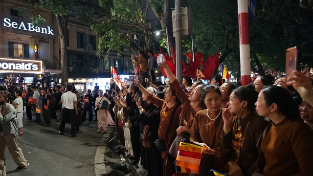 Toàn cảnh ngày rước xá lợi Phật về Chùa Quán Sứ ở Hà Nội- Ảnh 29.