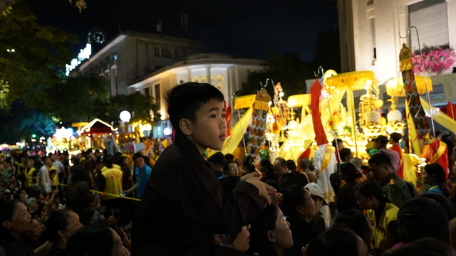 Toàn cảnh ngày rước xá lợi Phật về Chùa Quán Sứ ở Hà Nội- Ảnh 34.