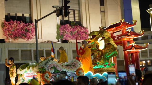 Toàn cảnh ngày rước xá lợi Phật về Chùa Quán Sứ ở Hà Nội- Ảnh 30.