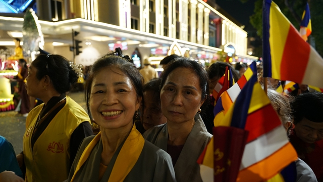 Toàn cảnh ngày rước xá lợi Phật về Chùa Quán Sứ ở Hà Nội- Ảnh 31.