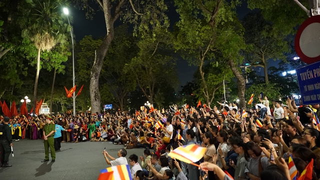 Toàn cảnh ngày rước xá lợi Phật về Chùa Quán Sứ ở Hà Nội- Ảnh 26.