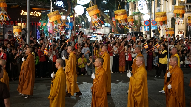 Toàn cảnh ngày rước xá lợi Phật về Chùa Quán Sứ ở Hà Nội- Ảnh 18.