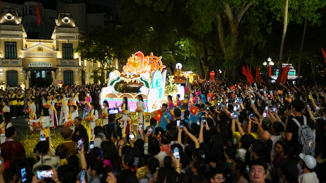 Toàn cảnh ngày rước xá lợi Phật về Chùa Quán Sứ ở Hà Nội- Ảnh 19.