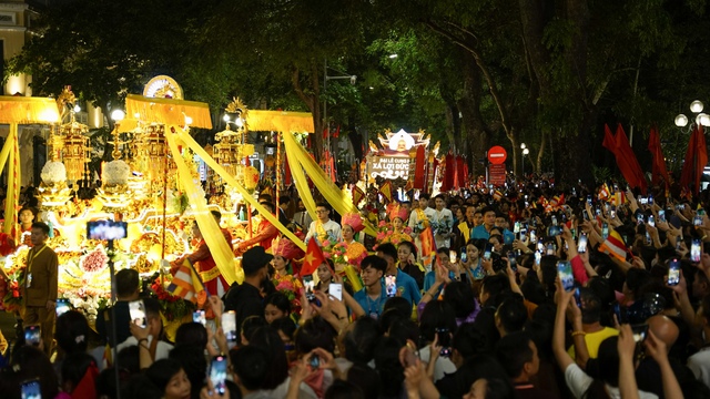 Toàn cảnh ngày rước xá lợi Phật về Chùa Quán Sứ ở Hà Nội- Ảnh 17.