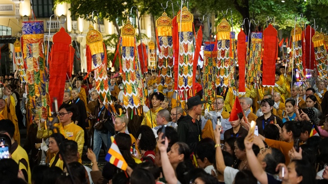 Toàn cảnh ngày rước xá lợi Phật về Chùa Quán Sứ ở Hà Nội- Ảnh 15.