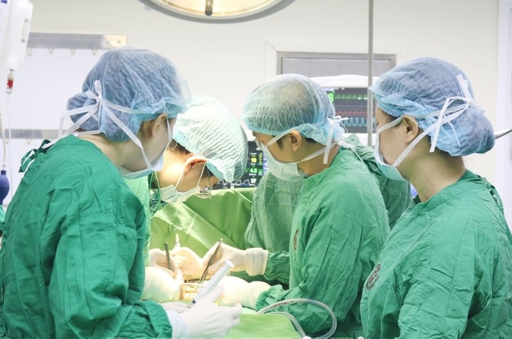 Mẹ hiến thận cứu con trai- Ảnh 1.