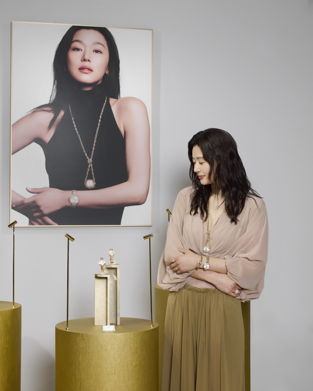 Sau 13 năm, nhà chế tác kim hoàn và đồng hồ xa xỉ đã chịu tung BST mới: Có gì đặc biệt mà ‘mợ Chảnh’ thích thú?- Ảnh 1.