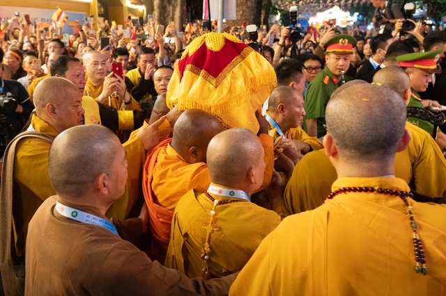 Toàn cảnh ngày rước xá lợi Phật về Chùa Quán Sứ ở Hà Nội- Ảnh 1.