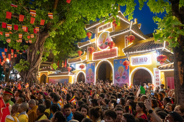 Toàn cảnh ngày rước xá lợi Phật về Chùa Quán Sứ ở Hà Nội- Ảnh 2.