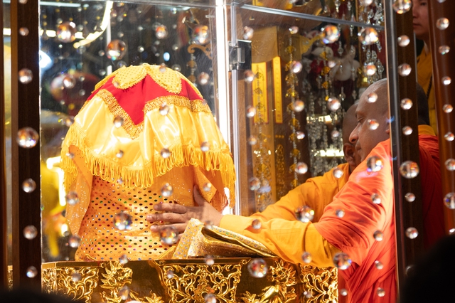 Toàn cảnh ngày rước xá lợi Phật về Chùa Quán Sứ ở Hà Nội- Ảnh 3.