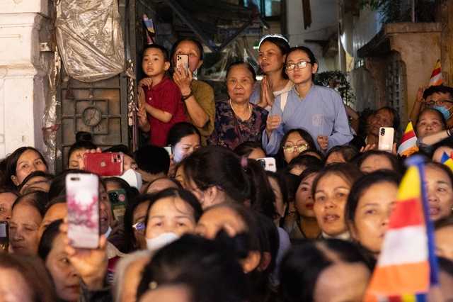 Toàn cảnh ngày rước xá lợi Phật về Chùa Quán Sứ ở Hà Nội- Ảnh 5.