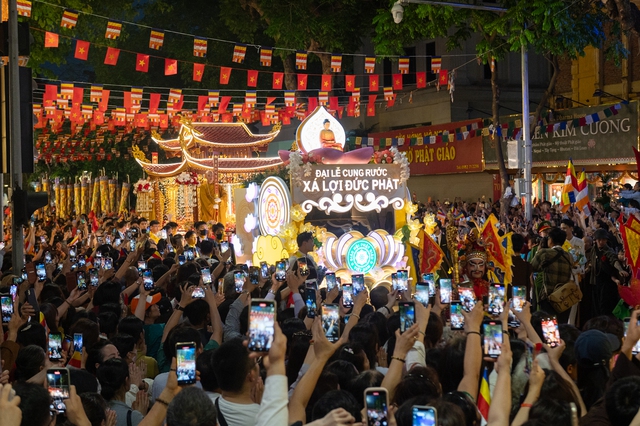 Toàn cảnh ngày rước xá lợi Phật về Chùa Quán Sứ ở Hà Nội- Ảnh 4.