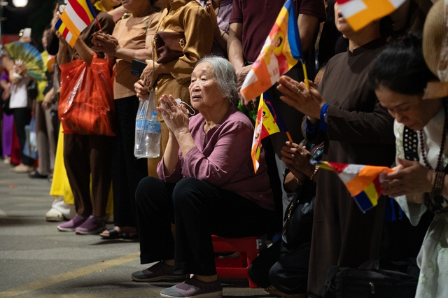 Toàn cảnh ngày rước xá lợi Phật về Chùa Quán Sứ ở Hà Nội- Ảnh 7.