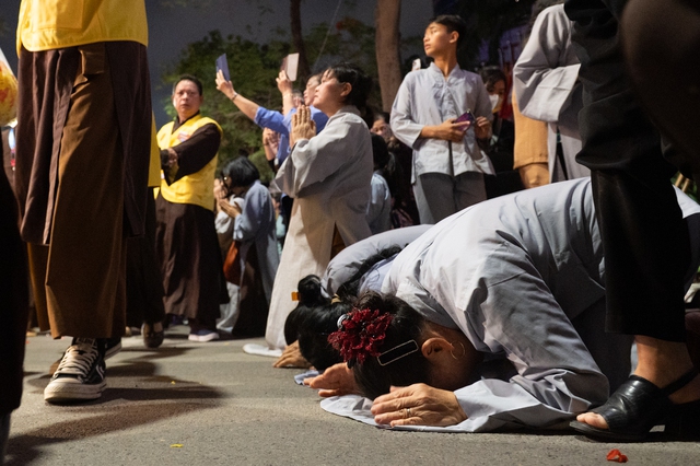 Toàn cảnh ngày rước xá lợi Phật về Chùa Quán Sứ ở Hà Nội- Ảnh 8.