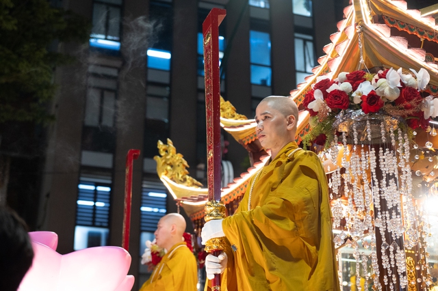 Toàn cảnh ngày rước xá lợi Phật về Chùa Quán Sứ ở Hà Nội- Ảnh 9.