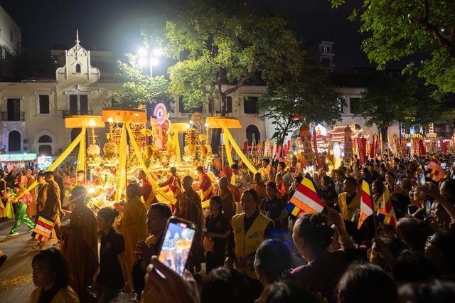 Toàn cảnh ngày rước xá lợi Phật về Chùa Quán Sứ ở Hà Nội- Ảnh 11.